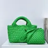Nova Bolsa Cesta de Legumes Mini Tecida à Mão para Primavera e Verão 2025 Bolsa Balde Pequena Bolsa Tiracolo de Ombro Feminina