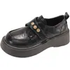 Coleção Nova Primavera Feminina 2026: Sapatos pequenos de couro com sola grossa e fecho de velcro, perfeitos para mulheres baixinhas, adequados para o trajeto diário, em um design de mocassins estilo britânico.