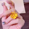Collar Colgante de Trébol de Cuatro Hojas de la Suerte Tachonado con Pedrería Estilo Antiguo Chapado en Oro para Mujer, Cadena de Clavícula Colgante Flor de Durazno de Lujo Ligero de Alta Gama