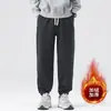 Calça casual masculina preta, corte solto com punhos, nova tendência outono 2026, marca esportiva com cordão, calça de moletom de malha versátil