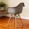 Cadeira de Plástico Moderna para Uso Doméstico com Braços Criativos Eames e Encosto, Adequada para Cafés e Restaurantes de Fast-Food