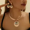 Venta Caliente Europea y Americana Aleación de Zinc Dorado Incrustada con Pedrería Blanca Metal Redondo Collar Pendientes Juego Joyería para Mujer Joyería
