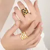 Anillo trenzado de oro con goteo de aceite estilo frío Ins japonés y coreano Diseño retro Anillo de acero de titanio chapado en oro de 18 quilates de alta gama para mujer