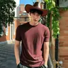 Camiseta masculina de verão em malha jacquard canelada com padrão escuro estilo americano, manga curta, ombros normais e mangas com punho, para esportes e fitness