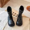 Botas infantis de cano médio estilo coreano, botas Martin vintage para meninas para outono e inverno, botas longas de couro com entalhe estilo britânico para crianças maiores, botas de cavaleiro