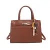 Bolsa de ombro estilosa e minimalista, elegante e sofisticada, perfeita para o dia a dia, design quadrado pequeno, nova coleção 2026, bolsa de mão casual feminina