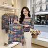 Ropa para madre de mediana edad y ancianas, camiseta de malla de doble capa con degradado arcoíris de manga larga, cuello redondo, versátil, adelgazante, top elegante
