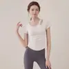 Estilo nuevo de primavera, sensación de segunda piel, amigable con la piel, con almohadilla en el pecho, manga corta, top deportivo de fitness para pilates y yoga, camiseta de alta gama