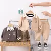 2024 Nuevo Bebé Niño Primavera y Otoño Niños Niño Oso Letra Bordada Conjunto de Tres Piezas Fabricante Original Venta al por Mayor