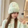 Touca colorida estilo coreano com botão de torção e lã, chapéu de tricô quente para meninas, chapéu para clima frio que afina o rosto para atividades ao ar livre, chapéu à prova de vento para estudantes