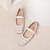 Sapatos Mary Jane Vazados em Couro Macio Francês Femininos 2026 Novos Verão Retro Sapatos Baixos Loafers para Combinar com Saias