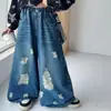 Moletom Preto com Estampa de Estrelas e Letras por Toda Parte Jeans Rasgado Conjunto de Duas Peças Meninas Outono 2026 Novo Estilo Tendência