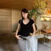 Toma real: Camiseta rosa súper elegante con cuello en V y manga corta para mujer, nuevo modelo de principios de otoño de 2026, top sofisticado de estilo francés ajustado