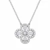 Collar de trébol de cuatro hojas hueco bañado en oro blanco para mujer, estilo elegante de lujo ligero, cadena para clavícula incrustada de diamantes, joyería de cuello para mujer al por mayor