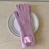 Buenos guantes largos de punto estilo coreano en color azul brumoso con lana, adecuados para mujeres en invierno, versátiles, resistentes al frío, cálidos y compatibles con pantalla táctil, con dedos separados.