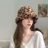 Sombrero de cubo de felpa con estampado de leopardo, superventas transfronterizo para invierno, favorecedor para el rostro, a prueba de viento, elegante y moderno, adecuado para deportes al aire libre, sombrero de pescador cálido