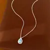 Collar versátil de circonita con forma de gota de agua para uso diario, cadena de clavícula de nicho de lujo ligero de alta gama, juego de joyería simple y elegante al por mayor
