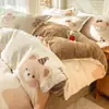 Juego de ropa de cama de cuatro piezas de terciopelo de leche de dibujos animados 2026 nuevo juego de tres piezas de sábana y funda de edredón de terciopelo coral engrosado de invierno