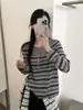 Top de punto de estilo coreano, imitación de dos piezas, a rayas, de manga larga, cuello redondo, diseño de media botonadura, nuevo top de otoño 2026 para mujer