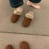 Chinelos de Pelúcia Únicos de Alta Qualidade para Mulheres, Super Estilosos de Inverno, Sapatos Preguiçosos tipo Birkenstock com Forro de Lã, Roupa de Exterior de Celebridade da Internet