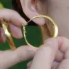 Europa y Estados Unidos populares aretes de anillo con elemento de seda tirada nuevo temperamento exagerados alta sensación de diseño de nicho tendencia de moda arete mujer