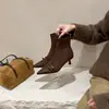 Novas botinhas de salto agulha bico fino estilo francês 2026 para mulheres, coleção de outono, com detalhes de fivela, botas de moda de salto alto, elegantes e emagrecem