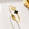 Pulsera de moda europea y americana de acero de titanio con flor de cuatro hojas para mujer ins que no se decolora Joker abierta de acero inoxidable fabricantes mayoreo