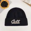 Gorro de Tricô de Inverno com Letras Bordadas para Mulheres, Engrossado e Forrado com Lã para Aquecimento, Proteção para Ouvidos, Gorro de Puxar para Estudantes