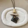 Colar com cordão de couro retrô e pingente oval, um acessório de moda luxuoso e estiloso, perfeito para combinar com suéteres, uma joia única e versátil para mulheres