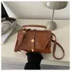 Elegante y minimalista bolso pequeño cuadrado para mujer, perfecto para ir al trabajo, con un diseño chic y moderno, nuevo bolso cruzado ligero estilo coreano para otoño de 2026