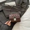 Bolso pequeño cuadrado de un solo hombro cruzado con cierre, elegante, para mujer, nuevo estilo 2026, moderno, a la moda, diseño de diamantes, hilo bordado, cadena, bolso simple