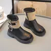 Sapatos casuais da moda e versáteis para meninas, nova coleção outono/inverno 2026, botas Martin estilo britânico com sola macia para crianças, botas de cano médio/alto