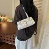 Chegada Nova Primavera 2026 Bolsa de Axila Tendência Personalizada Bolsa de Ombro Fashionável Textura Casual Rebites Bolsa de Ombro Única Versátil Feminina