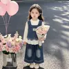 Roupas infantis femininas gentis e elegantes em estilo coreano, conjunto de três peças em camadas com jeans com suspensório e renda, conjunto versátil para meninas