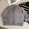 Suéter Infantil 2026 Primavera e Outono Meninos Gola Alta Zíper Cardigan Tricotado Bebê Criança Pequena Outono Jaqueta Listrada Roupa Infantil