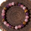 El brazalete más vendido de TEMU presenta piedra ojo de tigre, piedra Shoushan, aventurina verde, cuentas de piedra natural y está ensartado a mano en un cordón elástico