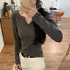 Camisetas de Tricô de Cor Sólida com Manga Longa Primavera e Outono Novas Camisas para Camadas Internas Populares de Nicho Elegantes Camisetas de Cor Pura para Mulheres