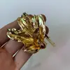 Pulsera de Tulipán en Contraste Dorado y Blanco con Esmalte de Estilo Tweed Elástica Abierta Dulce y a la Moda para Mujer