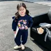 Conjunto Súper Lindo para Niñas Nuevo Sudadera con Capucha y Hombros Fruncidos de Dibujos Animados Primavera y Otoño Nuevo Conjunto de Dos Piezas de Pantalones Jogger Lindos de Dibujos Animados