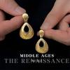 Pendientes huecos de gota de agua dorada de estilo antiguo europeo y americano, ligeros, de estilo industrial pesado, de estilo corte francés con un toque avanzado.