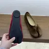 Sapatos de veludo cor de café com sola reta e bico dividido, estilo casco de porco, mocassins, sapatos femininos, primavera e outono de 2026, sapatos de bico de porco de sola única