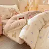 Nuevo Conjunto de Cuatro Piezas de Algodón 100% con Forro de Leche, Estampado Floral de Dibujos Animados, Grado Madre-Bebé, Clase A, Otoño/Invierno 2026, Conjunto de Tres Piezas para Cama de Estudiante