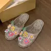 Zapatos de gelatina de moda para mujer, estilo coreano, zapatos destalonados con accesorios florales, medios zuecos planos, chanclas de playa transparentes de cristal