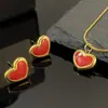 Colar de Aço Titânio Coração Vermelho Pingente Pequeno de Coração Vermelho Nicho Coreano Doce Outono e Inverno Menina Energética Coração de Pêssego Corrente da Clavícula