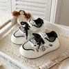 Zapatillas deportivas infantiles estilo coreano 2026 primavera-verano nuevas, transpirables, casuales, con suelas suaves, diseño de malla simple con dibujos animados, zapatillas versátiles para niñas