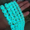Cuentas de Piedra Luminosa con Mantra de Seis Sílabas, Perlas Nocturnas Brillantes, Cuentas Redondas Estampadas en Oro Grabadas por Computadora, Perlas Nocturnas en Sánscrito, Fluorita