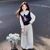 Roupa moderna para primavera e outono para meninas: um colete de urso de desenho animado fofo, uma camisa com gola de boneca e calças casuais xadrez de perna larga