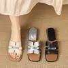 Sandalias Cuadradas de Playa Versátiles de Gama Alta Estilo Francés para Mujer, Adecuadas para Uso al Aire Libre, Nuevo Modelo Verano 2026, Tacón Cuadrado de 2 cm, Sandalias de Deslizamiento
