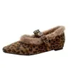 Zapatos peludos de punta para mujer, para uso exterior en otoño e invierno, nuevos mocasines Mary Jane con estampado de leopardo 2025, zapatos de algodón con forro de felpa