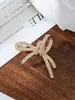 Broche de laço cravejado de diamantes de alta qualidade, estilo criativo e sofisticado, design exclusivo, acessório para roupas femininas.